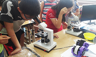 아이들이 현미경을 관찰하는 모습