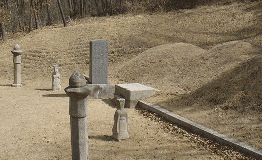 Devoted son tombstone and tomb at Hyoja-dong