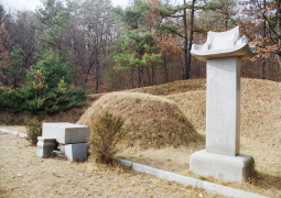 Tomb of Hongjib Kim, the first prime minister in Korea 