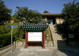Beautiful traditional straw-roofed house, the Bamgashi straw-roofed house in Ilsan 