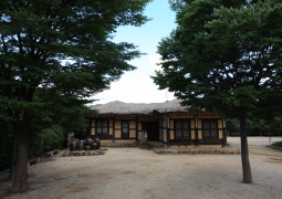 Bamgashi straw-roofed house – Folk Exhibition Hall 