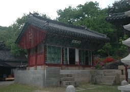 맞배지붕이 예쁜 한미산 흥국사 나한전