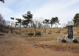 Tomb of Jinam Kim, a character in the late Joseon Dynasty who built Junggyebi in Baekdu Mountain 