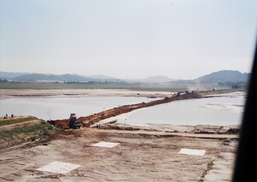 Flood damage in Hangang River and levee breach (1990-6)