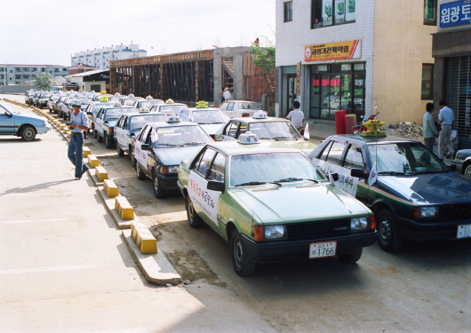 원당 시내와 새로 나온 택시(1980년대)