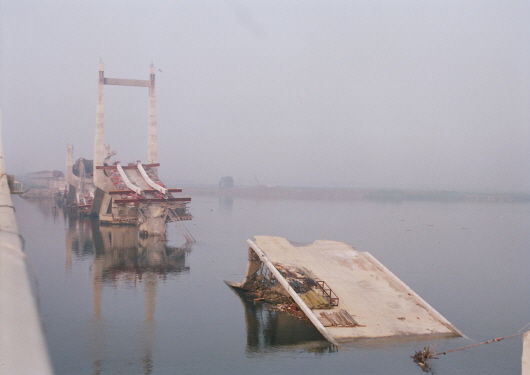 Collapse of new Haengju Bridge due to faulty construction work (1992)