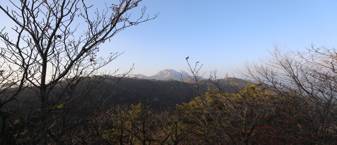 Mangyeongdae Terrace, Nojeokbong Peak, Baegundae Peak Seen from Wonjeung Guksa Pagoda of Taegosa Temple 