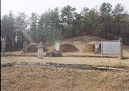 The tomb of Lee Sung Gun