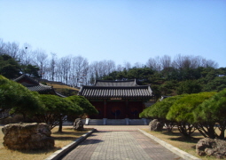 Tomb of general Yuhyeong defeating Japanese soldiers with the general Sunshin Lee 