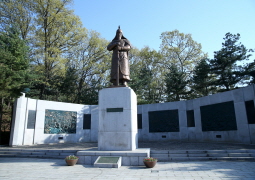 Hangju Fortress – Status of the general Yul Kwon 