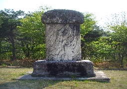 The cemetery which Dujeon of the Shindobi is unique, the tomb of Mr. Kimjeon