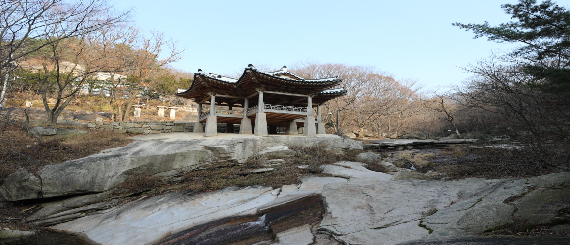 백운동계곡에서 본 산영루