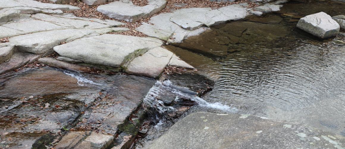 Baegundong Valley in front of Sanyoung Castle 