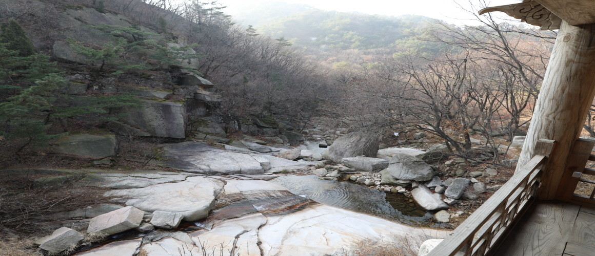 산영루 위에서 내려다 본 백운동 계곡