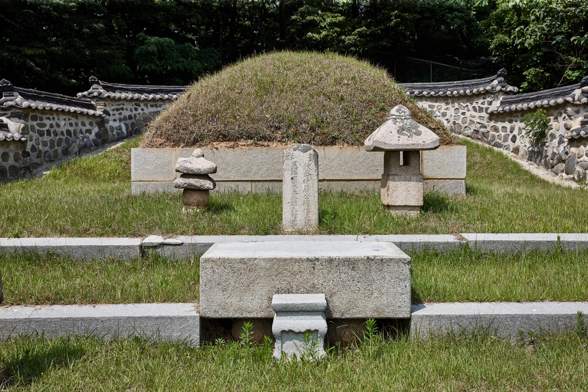 The grave of Kwon Hee
