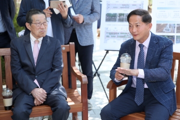 시1.  '녹색옷' 갈아입는 백석동... 이재준 고양시장 시민들과 현장간담회3.jpg