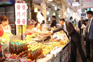 3 이재준 고양시장_ 추석 명절 맞아 전통시장 민생현장 탐방(2).jpg
