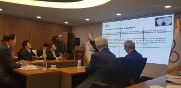 (10.6.2차)1.이재준고양시장_ WT 화상집행위 참석1_이재준고양시장 집행위원들에게 설명.jpg
