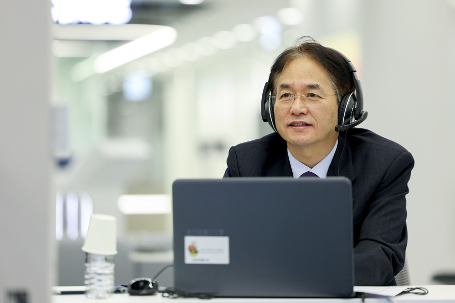 코넬대 총장 화상 면담