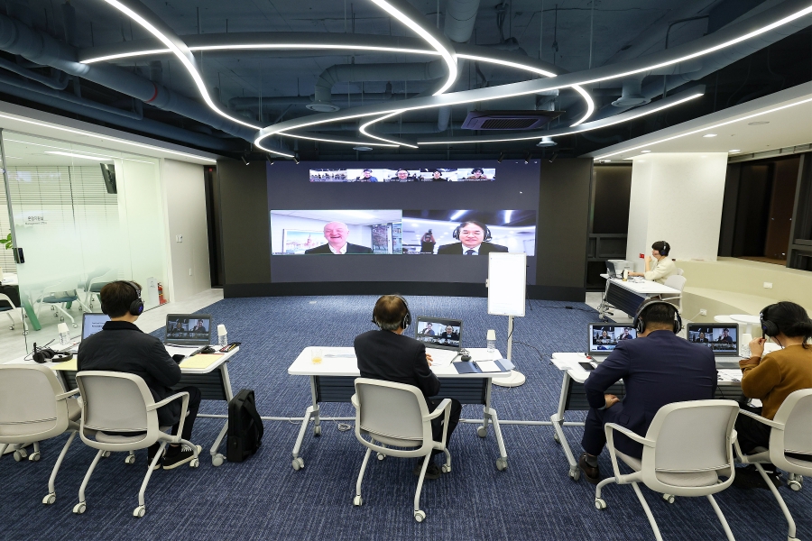 코넬대 총장 화상 면담