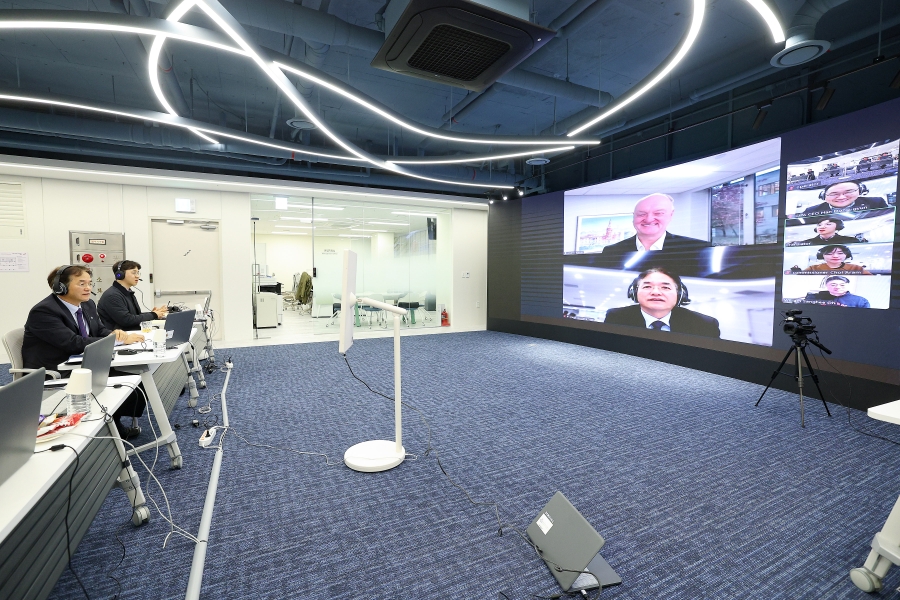 코넬대 총장 화상 면담