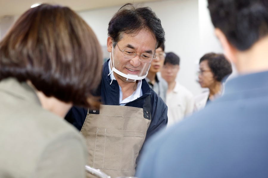 중복맞이 삼계탕 배식.jpg